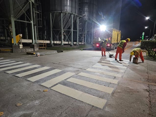 Señalización de sendas peatonales en parque industrial
